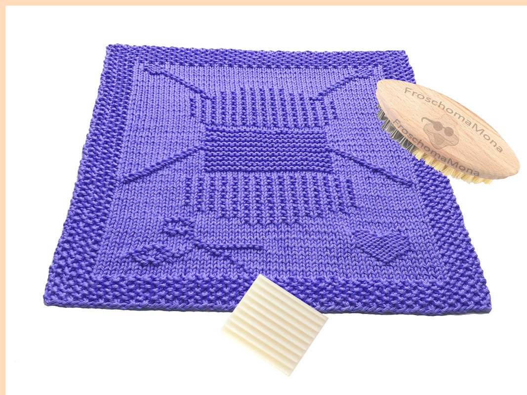 Quadratisches lila gestricktes Spültuch mit Rippenmuster, kraus-rechtem Rand, Holzbürste und Seifenstück
