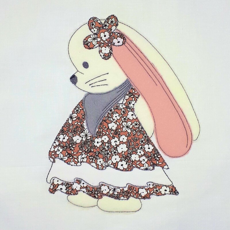 Applizierter Hase in floralem Kleid mit Haarschleife