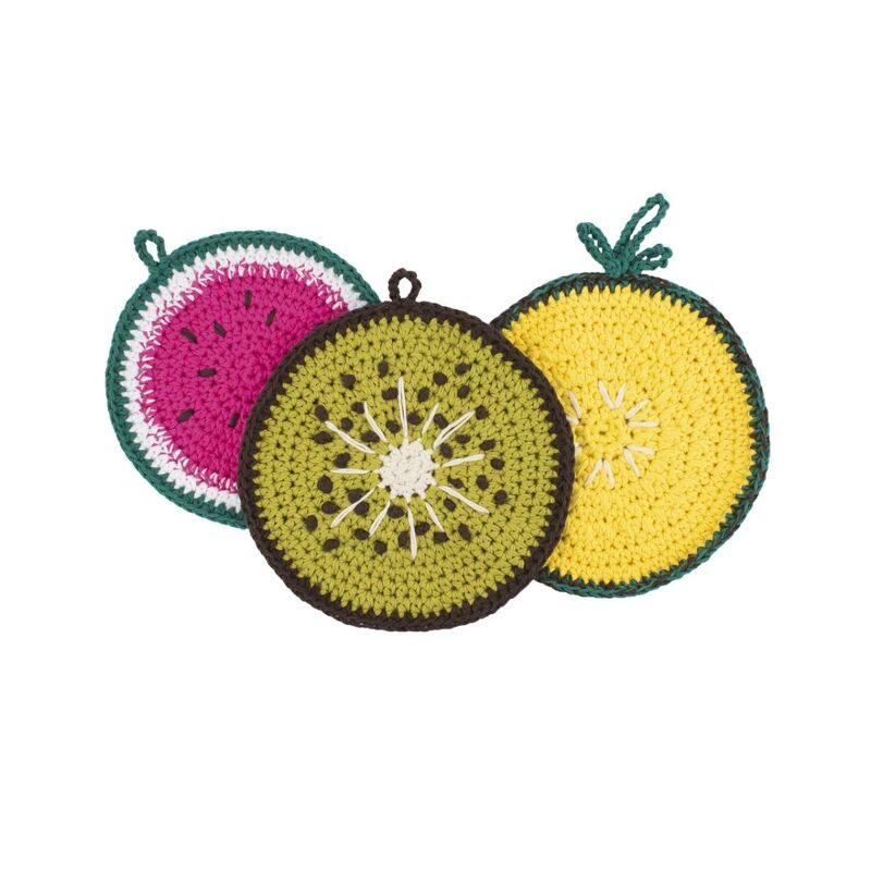 Drei gehäkelte Topflappen in Form von Wassermelone, Kiwi und Zitrone auf weißem Hintergrund.