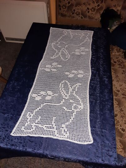 Tischläufer Frühling "sitzender Hase" Häkelanleitung