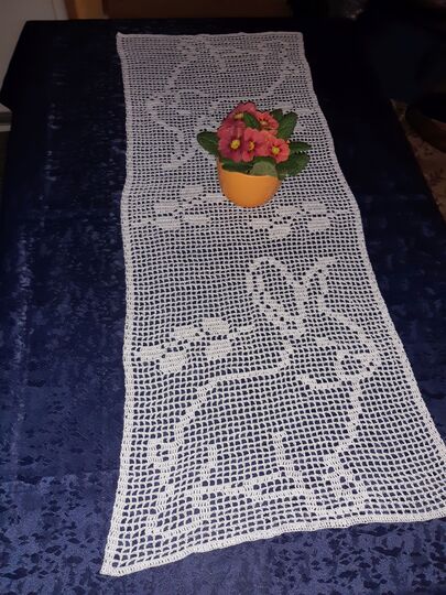 Tischläufer Frühling "sitzender Hase" Häkelanleitung