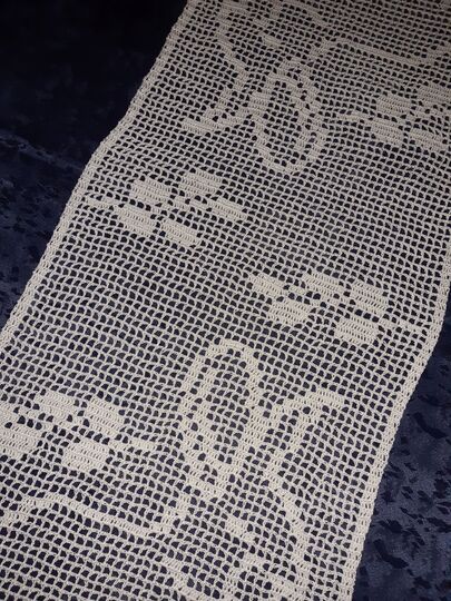 Tischläufer Frühling "sitzender Hase" Häkelanleitung