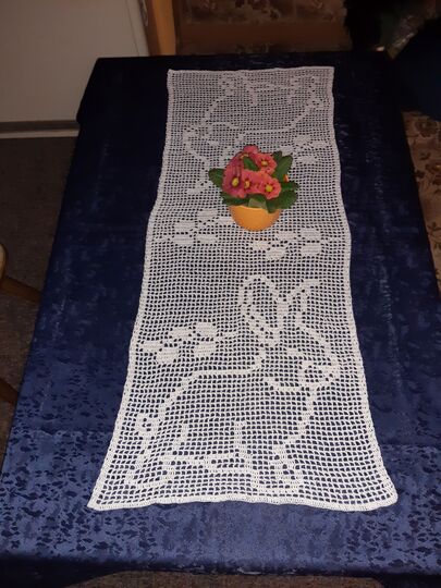 Tischläufer Frühling "sitzender Hase" Häkelanleitung