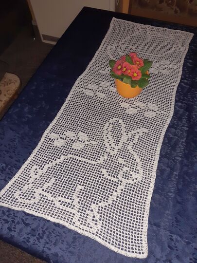 Tischläufer Frühling "sitzender Hase" Häkelanleitung