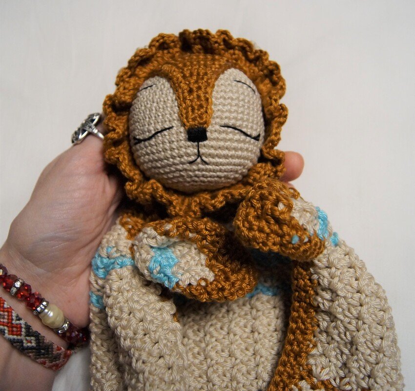 Gehäkeltes Schmusetuch mit Löwenkopf, beige und karamell, handgehalten