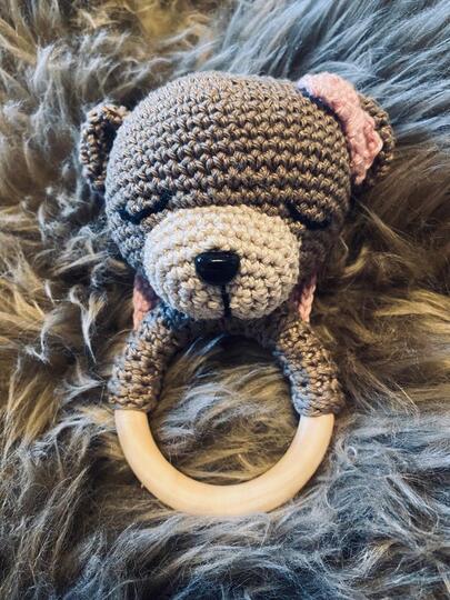 Baby Greifring Daisy-Bär, Babyrassel, Häkelanleitung