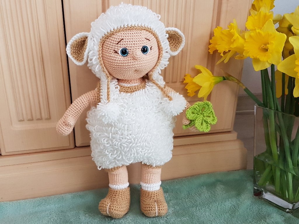 Baby Leo im Schäfchenoutfit