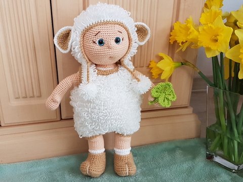 Baby Leo im Schäfchenoutfit