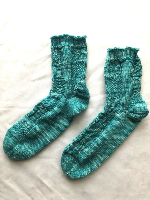 Paar türkisfarbener gestrickter Damensocken mit Zopf- und Perlmuster