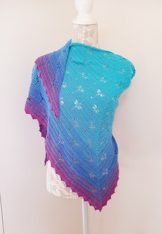 Gehäkeltes Dreieckstuch in Türkis, Blau und Magenta mit Blütenlochmuster auf Schneiderpuppe