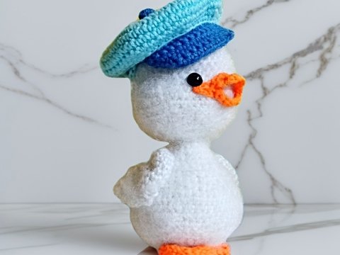 Entlein mit Baskenmütze. Häkelanleitung