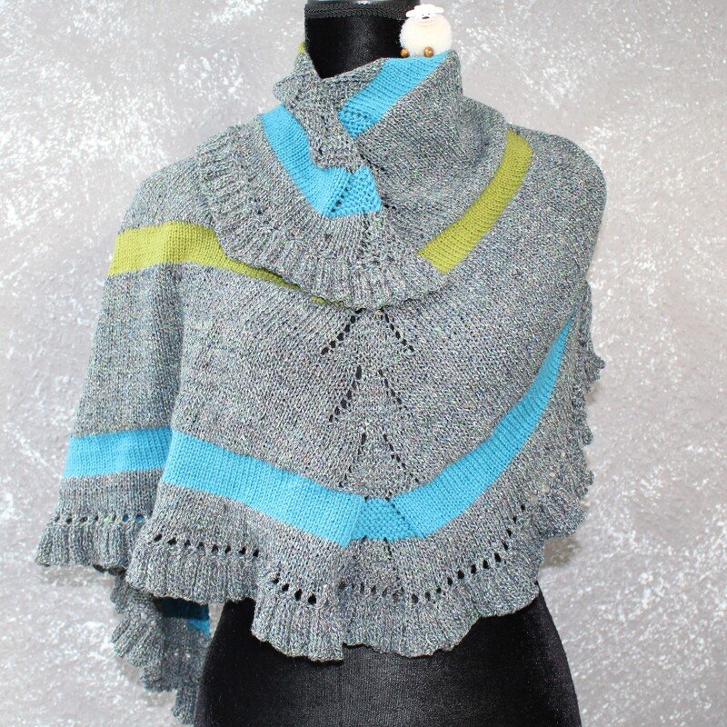 Dreieckstuch grau meliert mit türkis- und limonengrünen Streifen, mittigem Lochmuster und Rüschenkante auf Schaufensterpuppe