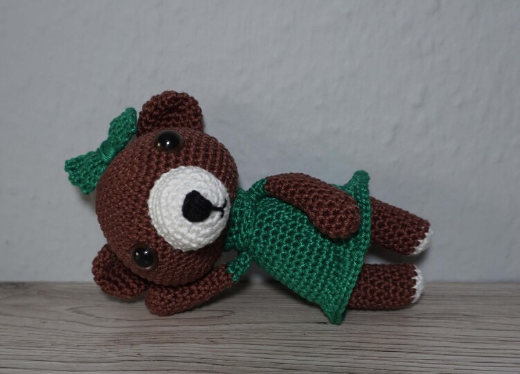 Häkelanleitung für die Teddydame Lucie