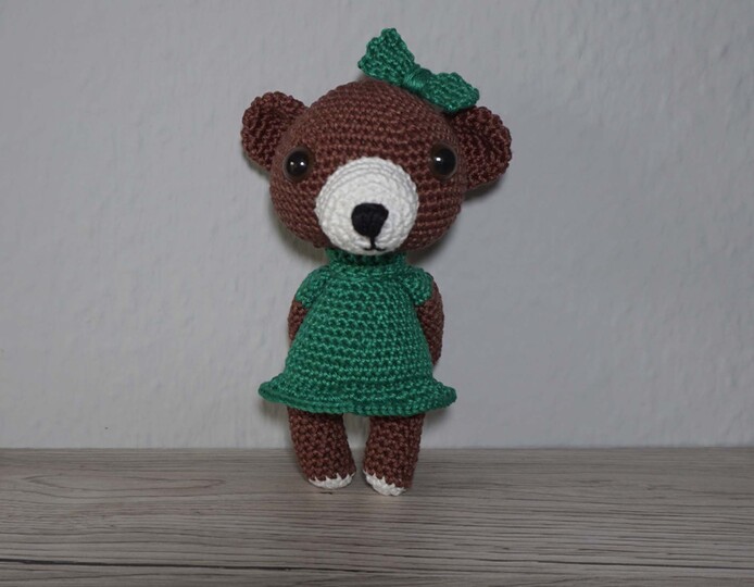 Häkelanleitung für die Teddydame Lucie