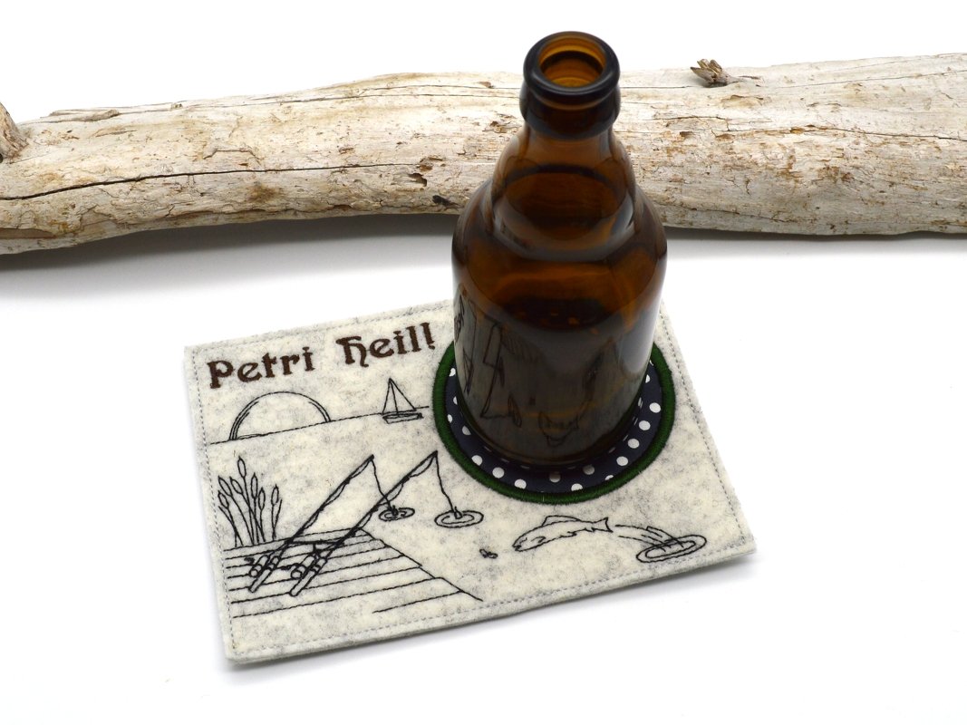 Rechteckiger Filz-Tassenteppich mit gesticktem Anglermotiv 'Petri Heil' und brauner Flasche