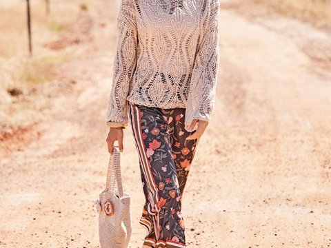 Strickanleitung: Lässiger Damenpullover mit romantischer Strandtasche