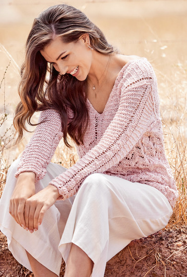 Strickanleitung: Femininer Lochmuster-Pulli mit V-Ausschnitt