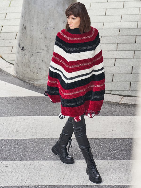 Strickanleitung: Gestreiftes Fake-Fur Cape mit Bommeln
