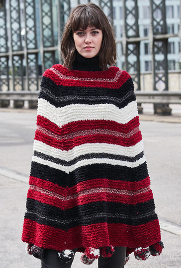 Strickanleitung: Gestreiftes Fake-Fur Cape mit Bommeln
