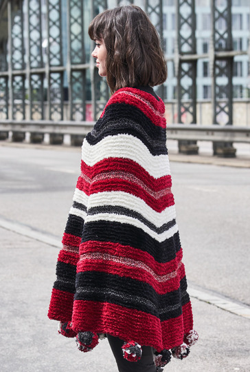 Strickanleitung: Gestreiftes Fake-Fur Cape mit Bommeln