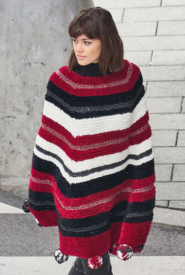 Strickanleitung: Gestreiftes Fake-Fur Cape mit Bommeln