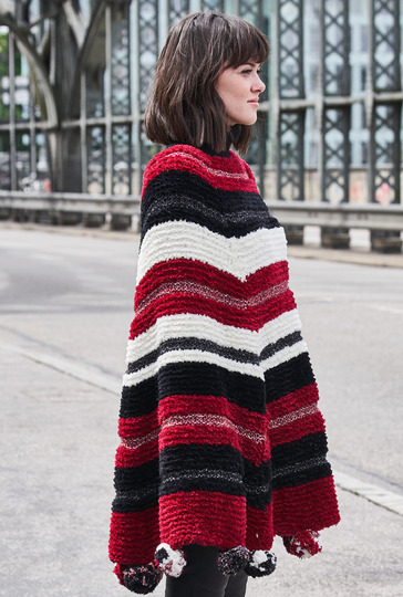 Strickanleitung: Gestreiftes Fake-Fur Cape mit Bommeln