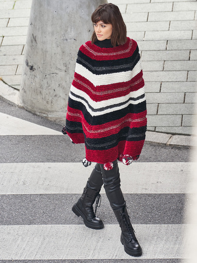 Strickanleitung: Gestreiftes Fake-Fur Cape mit Bommeln