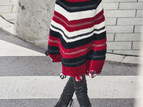 Strickanleitung: Gestreiftes Fake-Fur Cape mit Bommeln