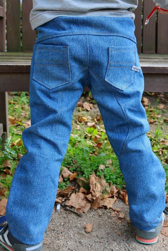 Rückansicht einer blauen Kinderhose aus Jeansstoff mit zwei aufgesetzten Gesäßtaschen und breitem Bund