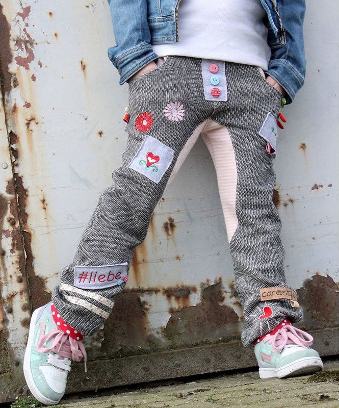 Graumelierte Kinderhose mit rosa Einsatz, bunten Patches und Knöpfen