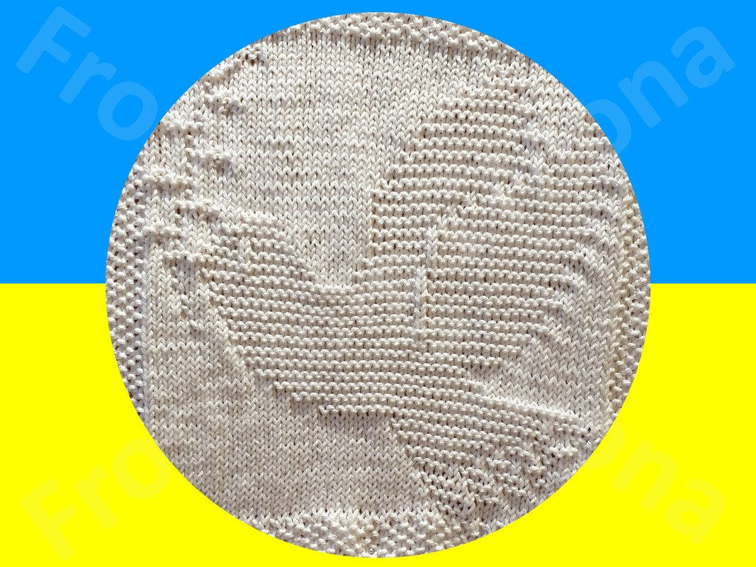 Rundes cremefarbenes Strickstück mit Reliefmuster vor blau-gelbem Hintergrund