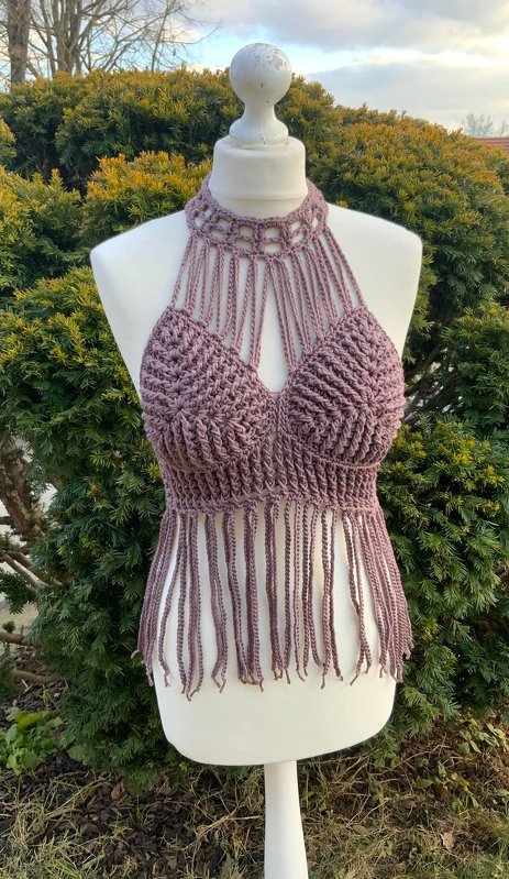 Mauvefarbenes gehäkeltes Neckholder-Top mit Fransen auf einer Schneiderpuppe
