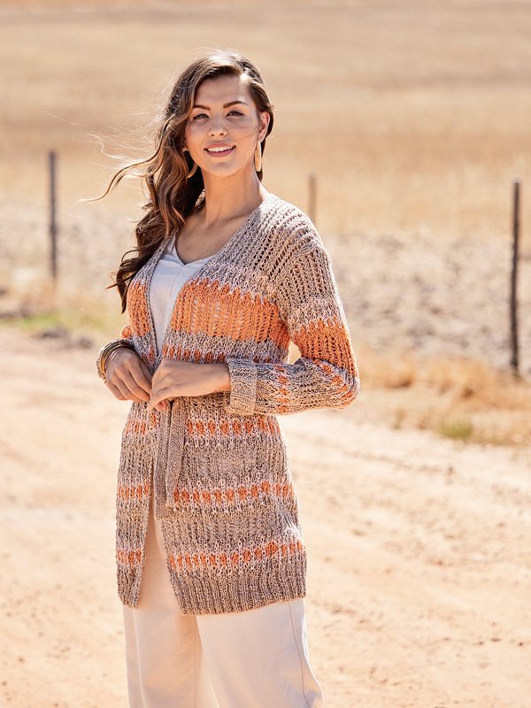 Strickanleitung: Modischer Kurzmantel im überraschenden Muster- und Streife