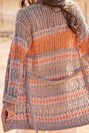 Strickanleitung: Modischer Kurzmantel im überraschenden Muster- und Streife