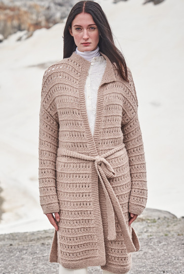 Clean, reduziert und leicht: Die Longjacke in ruhigem Beige