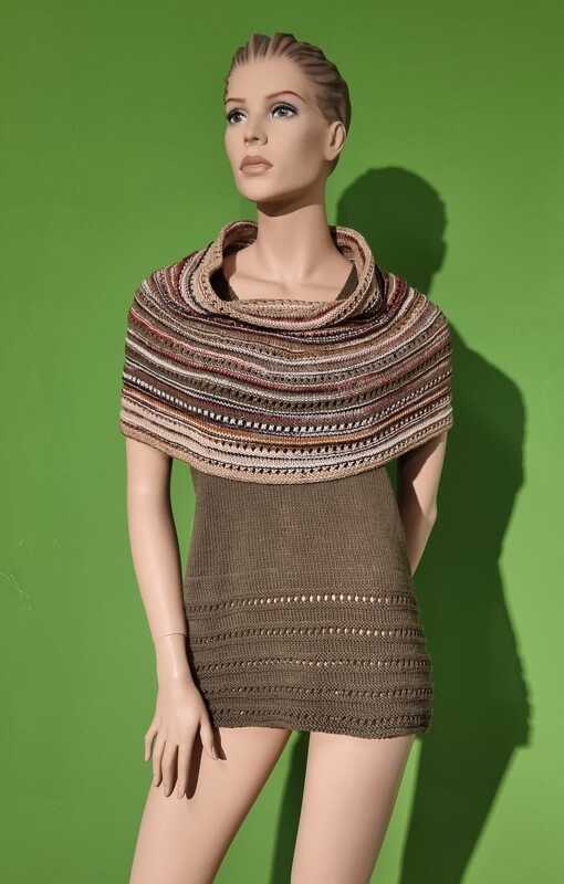 Gestricktes Schultercape mit Rollkragen über langer olivgrüner Tunika auf Mannequin
