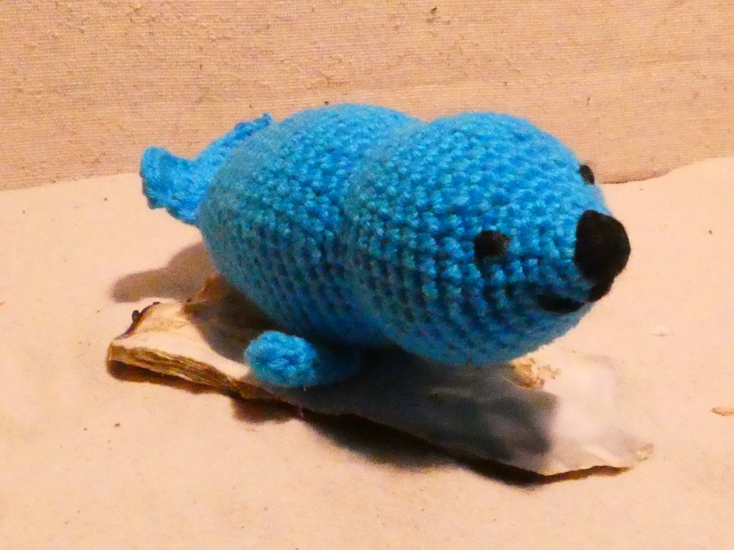 Gehäkelter blauer Seehund Amigurumi mit schwarzer Nase und kleinen Augen
