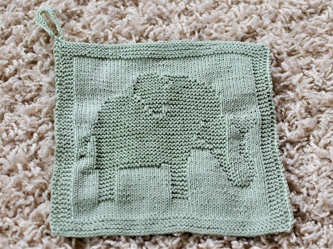 Mintfarbenes gestricktes Quadrat mit Elefanten-Relief und Aufhängeschlaufe