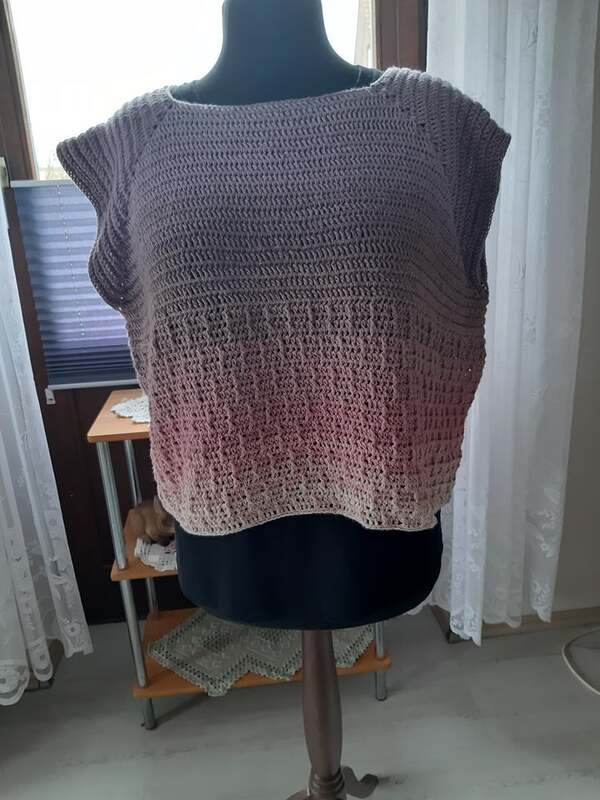 Gehäkeltes Damen-Top mit Ombré-Farbverlauf von Grau zu Rosa auf Schneiderpuppe