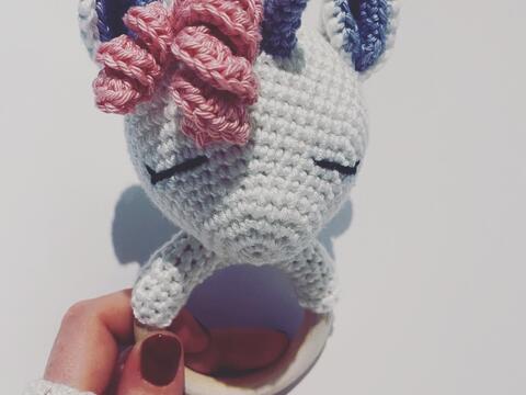Baby Greifring Einhorn Lilly, Babyrassel Häkelanleitung