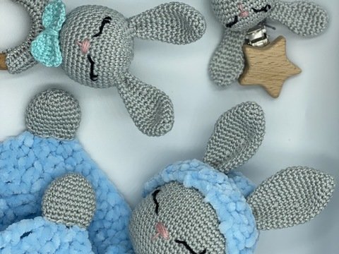 Häkelanleitung - Set aus Schnullerkette, Beißring und Schnuffeltuch (Hase)