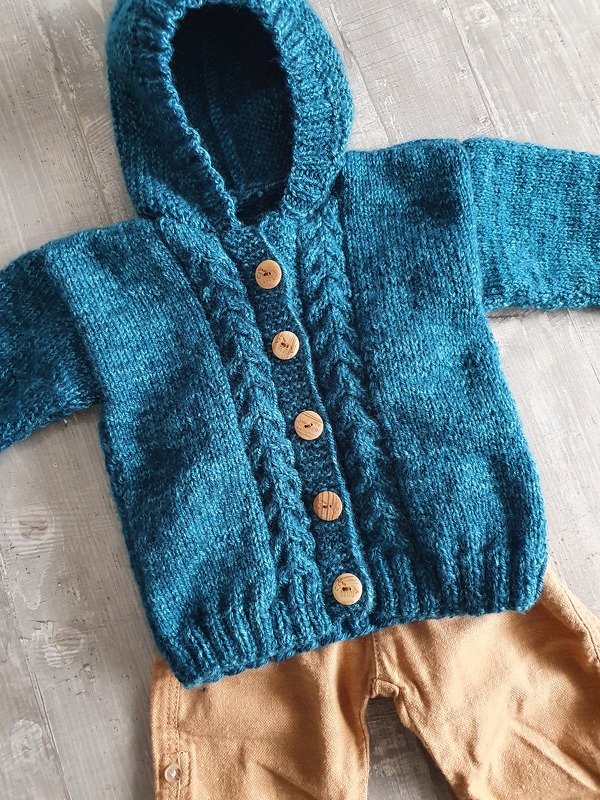 Gestrickte Babyjacke in Petrol mit Kapuze, Zopfmuster und Holzknöpfen
