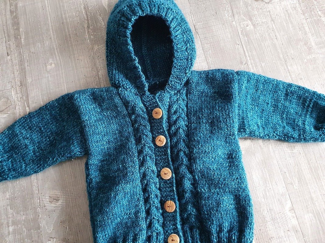 Strickanleitung Baby Kapuzenjacke mit Zopfmuster Größe 74/80!