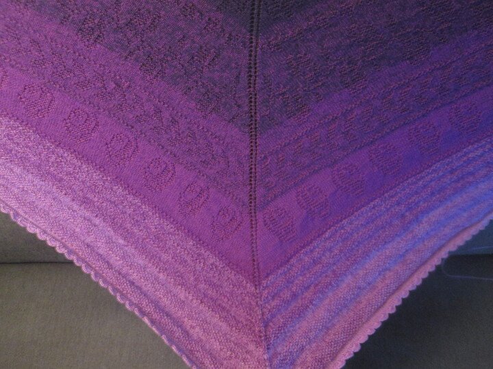 Anleitung : Dreiecktuch "NOSTALGIA" Rose