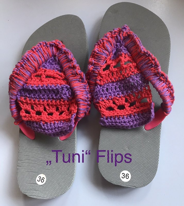 Graue Flip-Flops Größe 36 mit gehäkelten Aufsätzen in Lila und Koralle