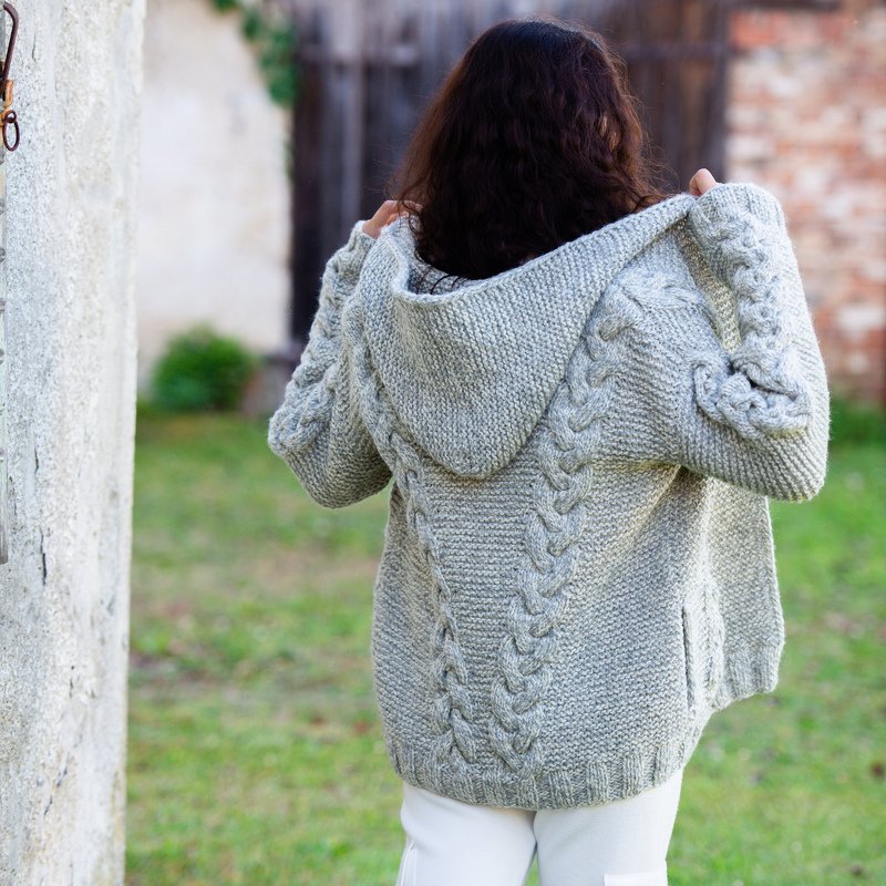 Anleitung Strickjacke mit Zopfmuster und großer Kapuze