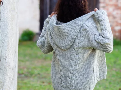 Anleitung Strickjacke mit Zopfmuster und großer Kapuze