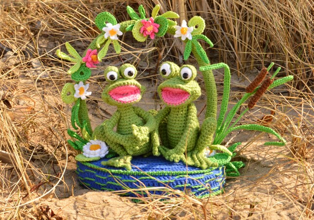 Crochet Pattern Bridal Arch Frog couple