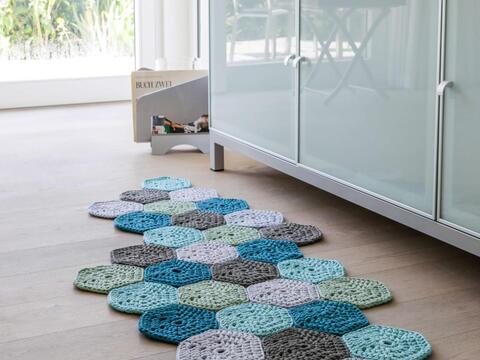 Anleitung gehäkelter geometrischer Teppich aus Sechsecken