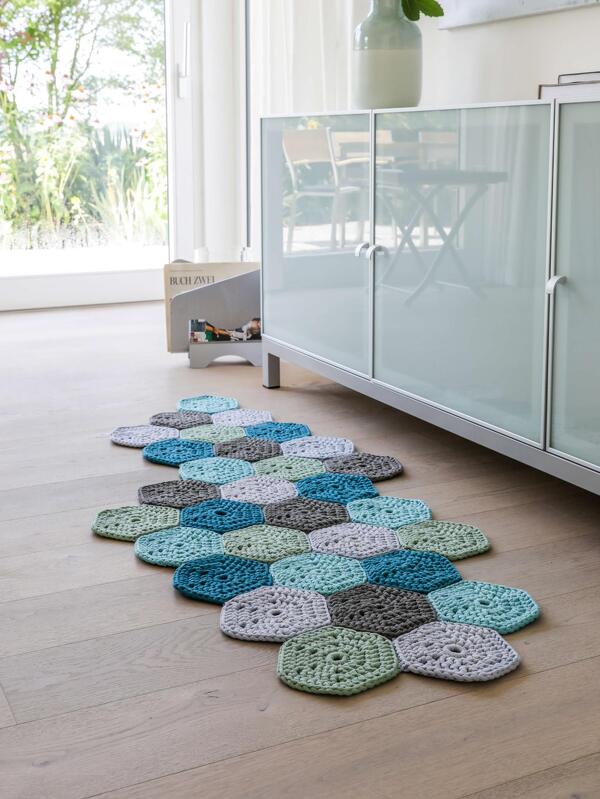 Anleitung gehäkelter geometrischer Teppich aus Sechsecken